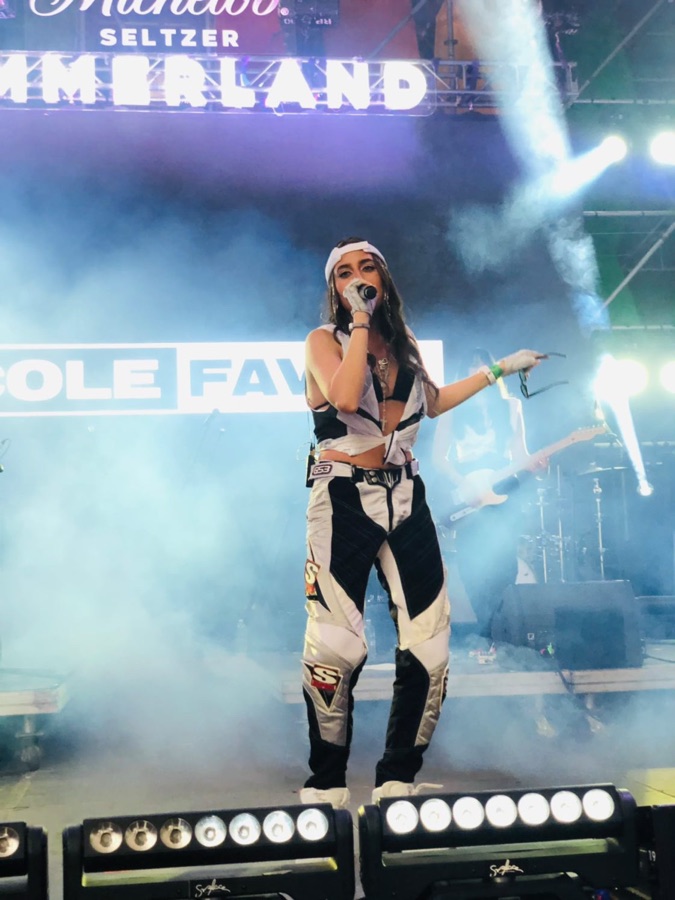 Nicole Favre en vivo
